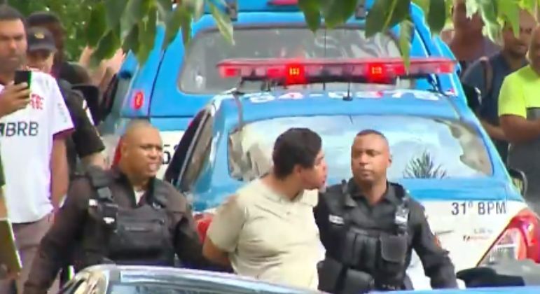 Alexander da Silva, de 49 anos, foi detido por moradores até a chegada da polícia