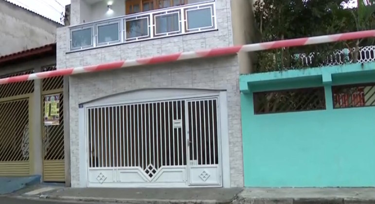 De acordo com vizinhos da região, Maria tinha chegado em
casa por volta das  9 horas da manhã no dia em que foi assassinada. O primogênito encontrou o corpo da mãe sem vida enrolado em um tapete.
Celso, o possível assassino, chegou a ver os filhos, um de 21 anos e outro de 17, mas pegou o carro, saiu da residência e não apareceu desde então