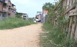 Segundo informações, os vizinhos tinham uma rixa há muito tempo. Isso porque o irmão de Thaís assaltou um idoso, que passou mal na frente da casa do assassino. O homem chamou a polícia e começou a ser xingado pelo casal