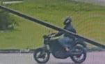 Por outro ângulo, é possível ver que o atirador se esconde por trás do capacete preto. É quase impossível identificar a placa da moto