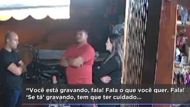 Então, a vítima voltou a morar com os pais e começou a ser perseguida. Sempre alterado, Luan fazia visitas ao serviço da ex, discutia com ela, seus amigos e também familiares, além de ameaças constantes