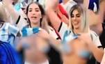 As torcedoras Milu e Noe tiraram a camiseta para comemoraro pênalti convertido por Gonzalo Montiel, que decretou o título argentino. Asduas cobriam os mamilos apenas com pinturas da bandeira do país 