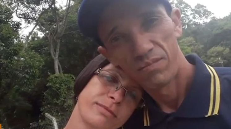 Na última noite em que foi visto, Carlos teria brigado com a esposa, Cleide. Segundo informações, a esposa o agrediu e, para se defender, ele acabou a empurrado na cama. O casal costumava discutir e ele inclusive já havia acusado a mulher de dormir com uma faca embaixo do travesseiro