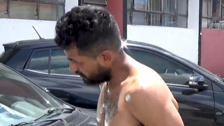 Os agentes entraram na residência do casal e encontraram Antônio dormindo tranquilamente. Havia sangue da vítima pelo local e no próprio agressor. O suspeito foi acordado e preso em flagrante