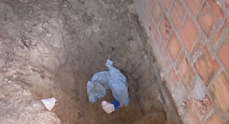 O Cidade Alerta mostrou o caso do
homem, de 42 anos, que foi preso após terem sido encontrados dois corpos esquartejados e um cadáver de cachorro enterrados em seu quintal, em Balneário Barra do Sul (SC).
A suspeita é de que os restos mortais pertençam a duas mulheres que
estavam desaparecidas desde março de 2023; veja 