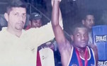 De família humilde, o boxeador é o caçula de seus sete irmãos. Ele conta que perdeu os pais antes de
completar 18 anos e venceu diversos campeonatos importantes, sendo considerado
um atleta promissor em sua categoria: Mosca Ligeiro 