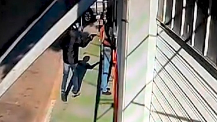 Um homem de jaqueta preta apareceu armado e mirou na vítima. O primeiro disparo foi efetuado pelas costas de Romário, sem chances de defesa