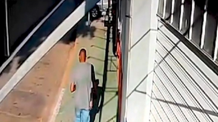O crime foi registrado por uma câmera de segurança da empresa da vítima. Romário aparece nas imagens chegando para trabalhar, por volta das 7h30 da manhã