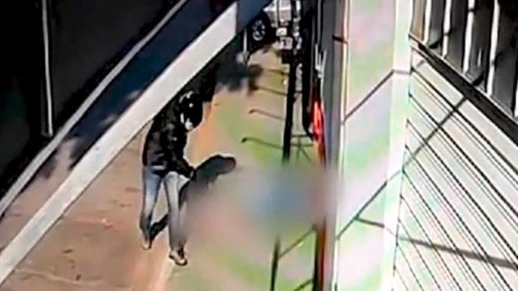 A vítima caiu e foi alvejada. O suspeito usava um tecido na viseira do capacete para não ser identificado. Porém, um detalhe foi crucial para identificação do criminoso: as imagens do circuito mostraram o assassino mancando