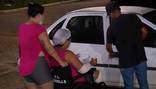 Mulher se joga em frente a carro para salvar vida do filho durante perseguição policial (Reprodução/Record TV)