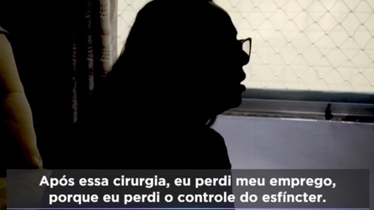 Além dos danos emocionais, a vítima precisou lidar com os ferimentos físicos causados pelo abuso sexual. O cirurgião gerou um pós-operatório cheio de complicações, dores e danos irreversíveis. 