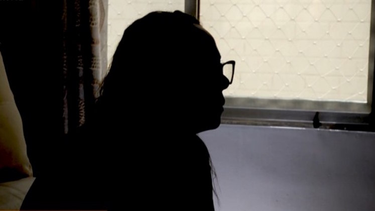 O familiar da mulher abusada chegou a ir à clínica de proctologia confrontar o cirurgião. O suspeito teria tentado suborná-lo e disse que alegaria que o sexo foi consentido
