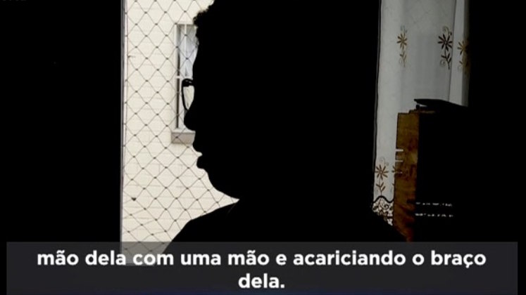 De acordo com o acompanhante, ela estava muito dopada e observou o comportamento estranho do cirurgião. 