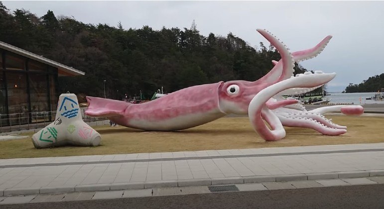 Cidade japonesa usou verba de combate à pandemia na construção da estátua acima