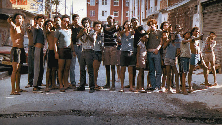 Cidade de Deus: Um clássico do cinema nacional, o filme mostra a trajetória de
diferentes personagens da mesma cidade, separados não apenas pelo poder
aquisitivo, mas também pela luta de classes (e de oportunidades) entre quem
vive em bairros tradicionais e quem vive em comunidades periféricas