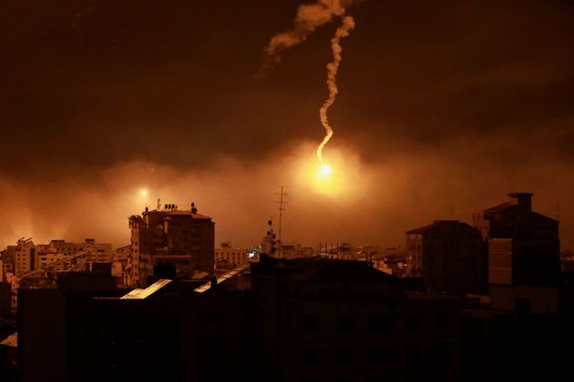 Sinalizadores são disparados pelas forças israelenses, em meio ao conflito em curso entre Israel e o grupo islamita palestino Hamas, na Cidade de Gaza
