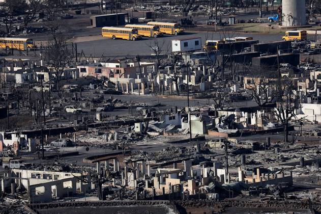 Até o fim da tarde desta sexta-feira (11), as autoridades contabilizavam 55 mortos na ilha de Maui por causa dos incêndios, que começaram na última terça (8) e seguem incessantes. As chamas queimaram o equivalente a 800 campos de futebol no condado e obrigaram milhares de pessoas a deixar suas casas