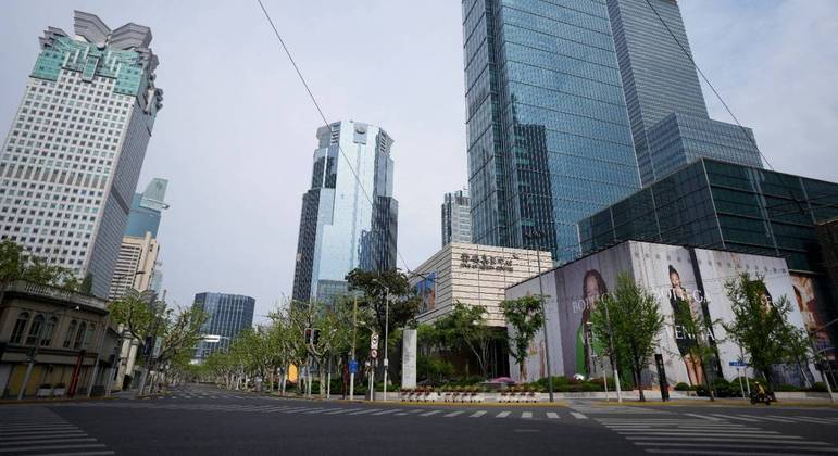 Ruas de Xangai, a maior cidade da China, estão vazias após medidas de confinamento