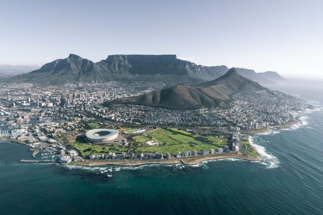 Cidade do Cabo, África do Sul: Há uma grande quantidade de beleza natural que cerca a cidade e as pessoas podem mergulhar com tubarões, beber coquetéis em acampamentos amados por celebridades ou ir a museus, vinícolas e churrascarias à beira-mar.