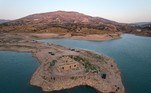 A barragem, localizada 2 km ao norte da cidade de Dohuk, foi construída a partir de 1985 e obrigou os residentes de Guiri Qasruka a deixar a cidade. Desde então, a região esteve debaixo d'água, usada para irrigar as terras agrícolas próximas ao local