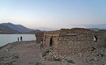 Agora, os restos de Guiri Qasruka podem ser visitados em terra firme, incluindo uma casa cujas paredes de pedra ainda estão de pé