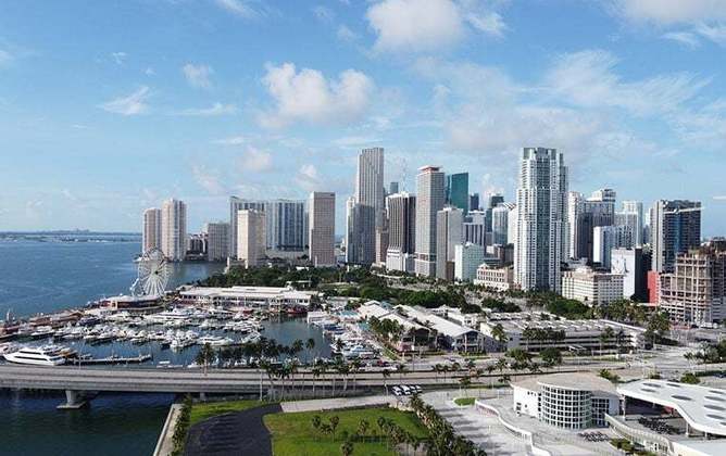 Cidades como Miami e Orlando não estão na rota do furacão.