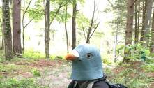 Cientista se disfarça de pássaro por um ano para 'fazer amizade' com aves, mas falha miseravelmente