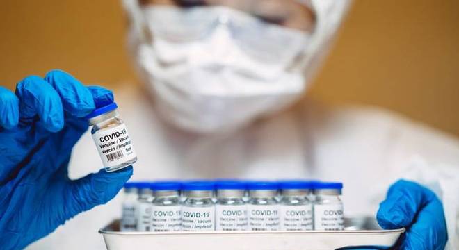 Há várias estratégias e tecnologias sendo avaliadas para criar vacinas contra a covid-19: desde métodos consagrados com vírus inativados até formulações novas com RNA, um código genético criado em laboratório