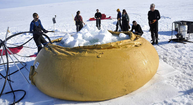 Cientistas coletando e derretendo gelo para obter água