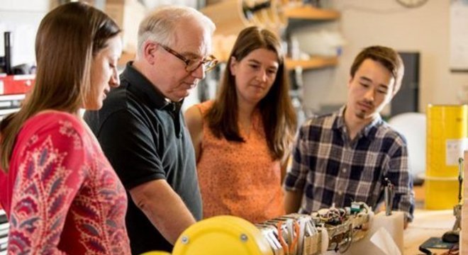 Cientistas da Universidade de Washington com um instrumento flutuante do projeto
