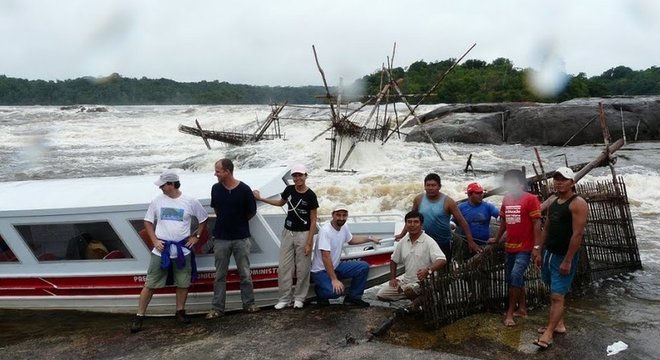 Equipe estudou genomas de indígenas de diferentes etnias da América do Sul; na foto, participantes da pesquisa no Rio Uapés, no norte do Brasil