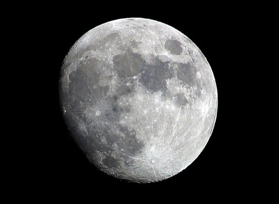 Cientistas revelaram em 27/3 que descobriram um novo “reservatório” de água  na superfície da Lua.