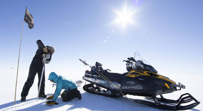 Cientistas usam broca para perfurar o gelo