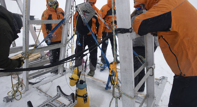 Cientistas usam broca para perfurar o gelo
