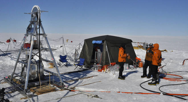 Cientistas usam broca para perfurar o gelo