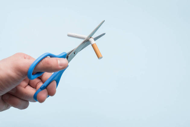 N&atilde;o fume e evite o consumo de bebidas alco&oacute;licasO tabagismo est&aacute; associado a altera&ccedil;&otilde;es na composi&ccedil;&atilde;o da microbiota, resultando em uma diminui&ccedil;&atilde;o das bact&eacute;rias ben&eacute;ficas e um aumento das bact&eacute;rias potencialmente prejudiciais. Al&eacute;m disso, pode aumentar a permeabilidade intestinal. J&aacute; o consumo de &aacute;lcool pode prejudicar o crescimento das bact&eacute;rias ben&eacute;ficas e favorecer o crescimento de bact&eacute;rias nocivas. O &aacute;lcool tamb&eacute;m pode irritar e danificar a mucosa intestinal, causando inflama&ccedil;&atilde;o e comprometendo a fun&ccedil;&atilde;o do &oacute;rg&atilde;o