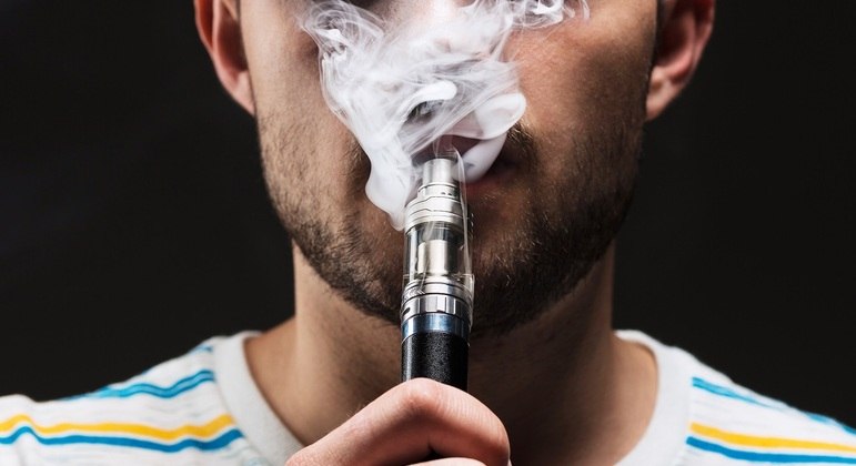 Jovens são o principal alvo da indústria que vende cigarros eletrônicos