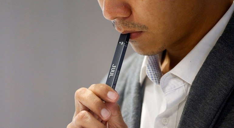 Cigarro eletrônico se populariza entre grupos de jovens