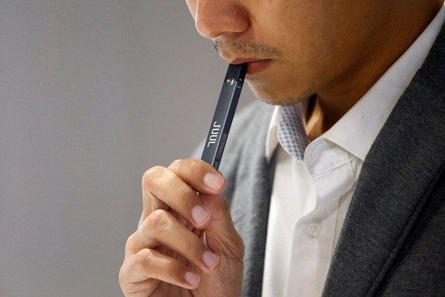 Cada vez mais populares, apesar de proibidos, no Brasil, os cigarros eletrônicos não têm o fedor dos tradicionais, mas nem por isso são inofensivos. Muito pelo contrário. O uso desses dispositivos pode representar diversos malefícios à saúde. Veja a seguir alguns deles