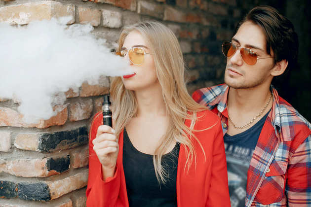6. Fumo passivo Além de ser um malefício ao usuário, o cigarro eletrônico pode ser prejudicial às pessoas ao redor, já que elas podem respirar cargas de metais pesados presentes no vapor do produto, como níquel, arsênio e acetato de vitamina E. Essas substâncias são extremamente danosas e não se dissipam apenas na fumaça, segundo o pneumologista Flávio Arbex.'As substâncias que estão no cigarro eletrônico podem se depositar em superfícies também. Quanto mais fechado o lugar, maior o depósito em objetos e mesas, que a pessoa pode tocar, e levar a mão ao olho, e isso pode causar complicações', disse ao R7 Apesar de ainda não haver dados conclusivos sobre os danos causados aos fumantes passivos, a melhor forma de prevenção é evitar o contato