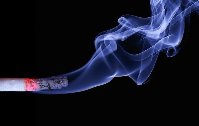 Um estudo publicado na revista científica Jama, da Associação Médica Americana, descobriu que pessoas que fumam cigarro e param antes dos 35 anos têm taxas de mortalidade parecidas com as de quem nunca fumou. 
