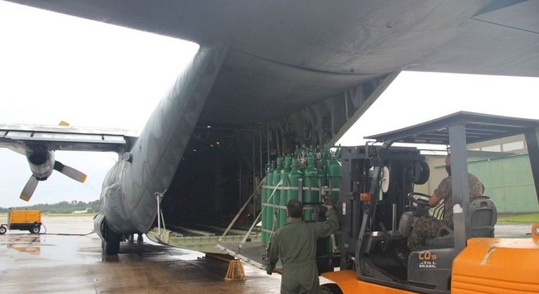 Cilindros colocados em avião da FAB para serem levados a Manaus
