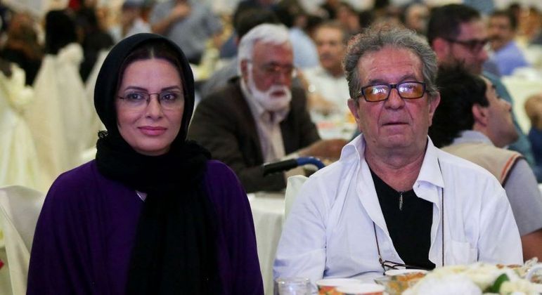 O cineasta iraniano Dariush Mehrjui e sua esposa, Vahideh Mohammadifar