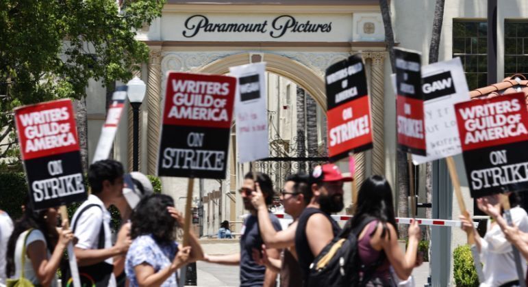 Roteiristas de Hollywood fazem protesto em frente a estúdio em julho deste ano