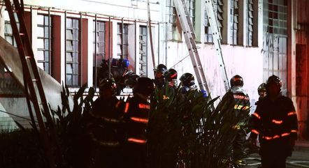 Bombeiros atuam no local para tentar conter as chamas