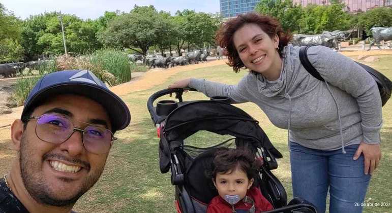 A professora Cinthia, o marido, Thiago, e o filho, Nathan: 'Nem tudo é Miami Beach'