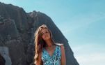 Durante uma viagem para Praia Grande, em Sintra, Portugal, a modelo compartilhou uma sequência de fotos cheias de estilo nas redes sociais. Ela recebeu uma série de elogios dos fãs. 