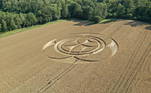 Imagem aérea de um círculo esculpido em uma plantação de trigo na cidade de Vimy, na França, que tem atraído visitantes curiosos