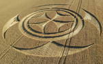 Imagem aérea de um círculo esculpido em uma plantação de trigo na cidade de Vimy, na França, que tem atraído visitantes curiosos