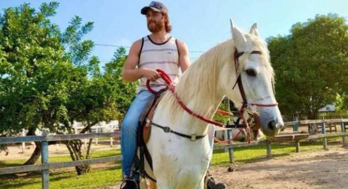 Cirillo Luna compartilha foto ao lado do cavalo Eclipse, seu ajudante nas próximas semanas